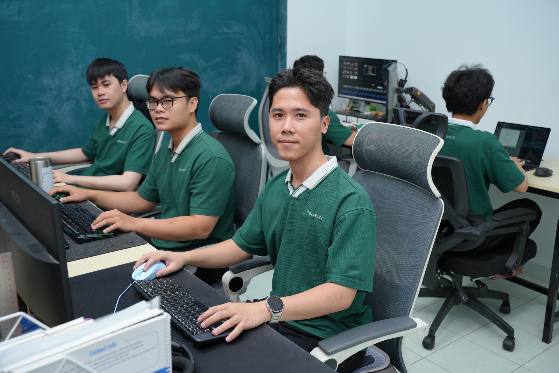 TINH THẦN LÀM VIỆC CỦA TEDFAST TEAM  – KHÔNG CHỈ LÀ LÀM VIỆC, MÀ LÀ CÙNG NHAU GIẢI BÀI TOÁN