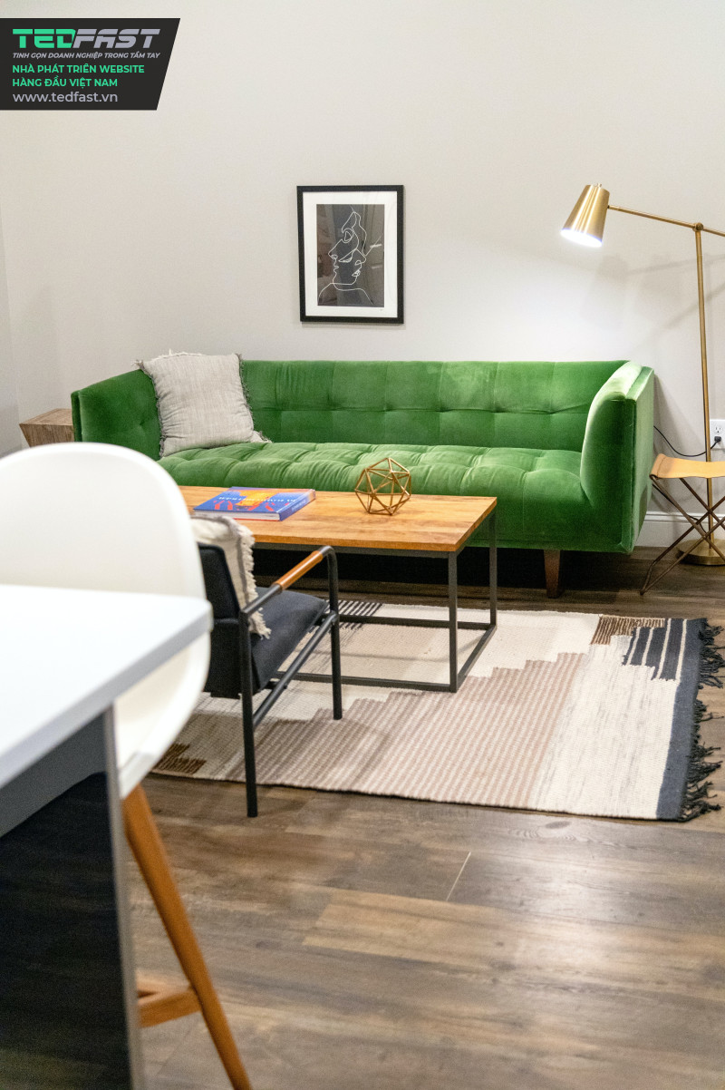 Hình ảnh Phòng khách với Chiếc Sofa màu Xanh lá theo Phong cách Hiện đại