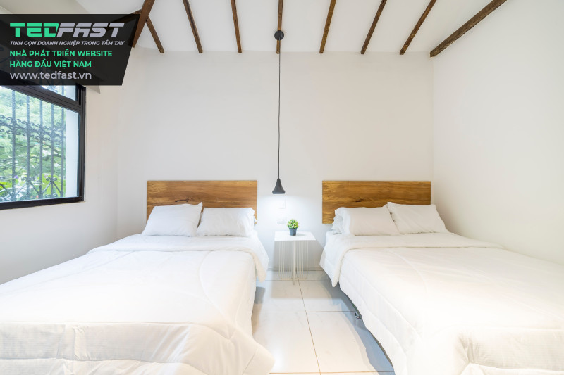 Hình ảnh Căn phòng ngủ có 2 giường đôi được bố trí nội thất đơn giản