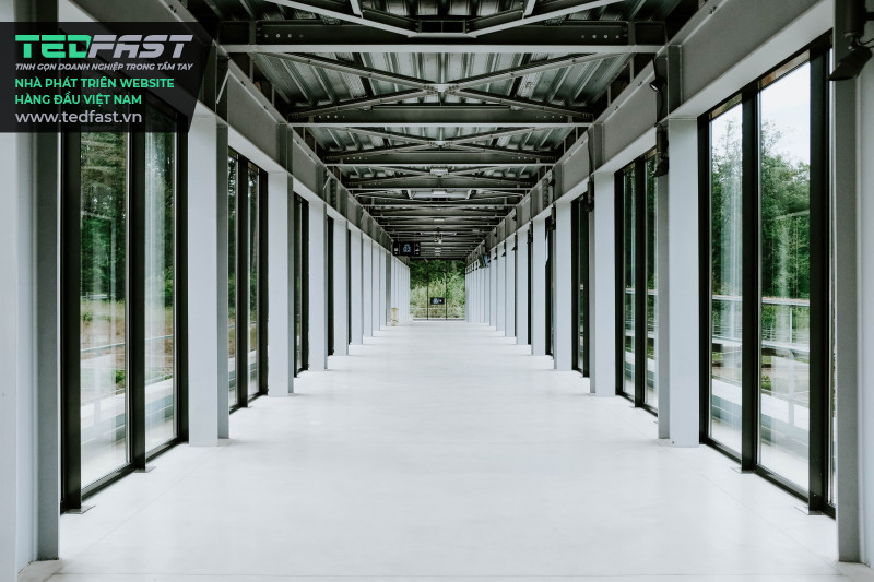 Hình ảnh cầu thang màu trắng với những cánh cửa thủy tinh và trần nhà hiện đại