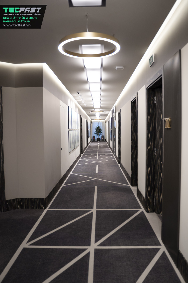 Hình ảnh một góc hành lang của các tầng trên của một khách sạn