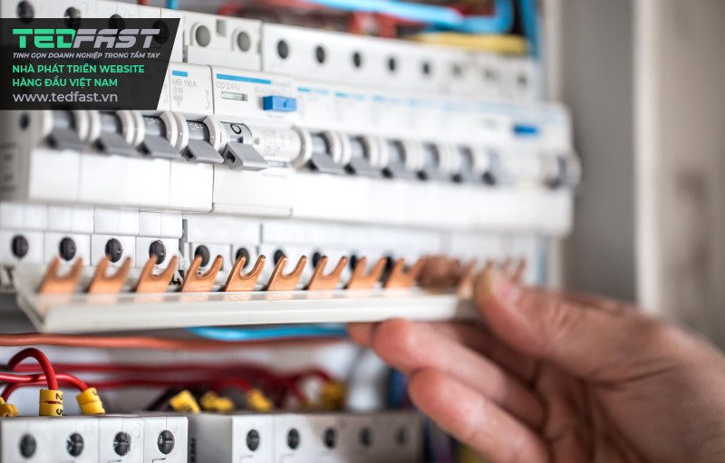 Hình ảnh nhân viên kỹ thuật điện làm việc - tủ điện có cầu chì lắp đặt kết nối thiết bị điện cận cảnh