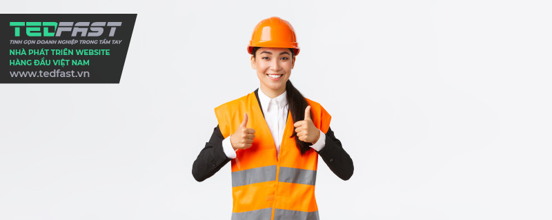 Hình ảnh một nữ kỹ sư với hiếc áo, găng tay và nón bảo hộ đang tự hào về công trình của mình
